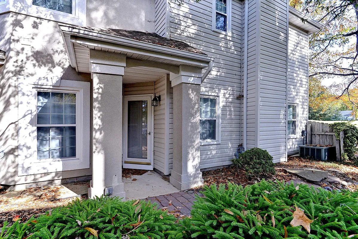 Building Photo - 1596 Willow Cv