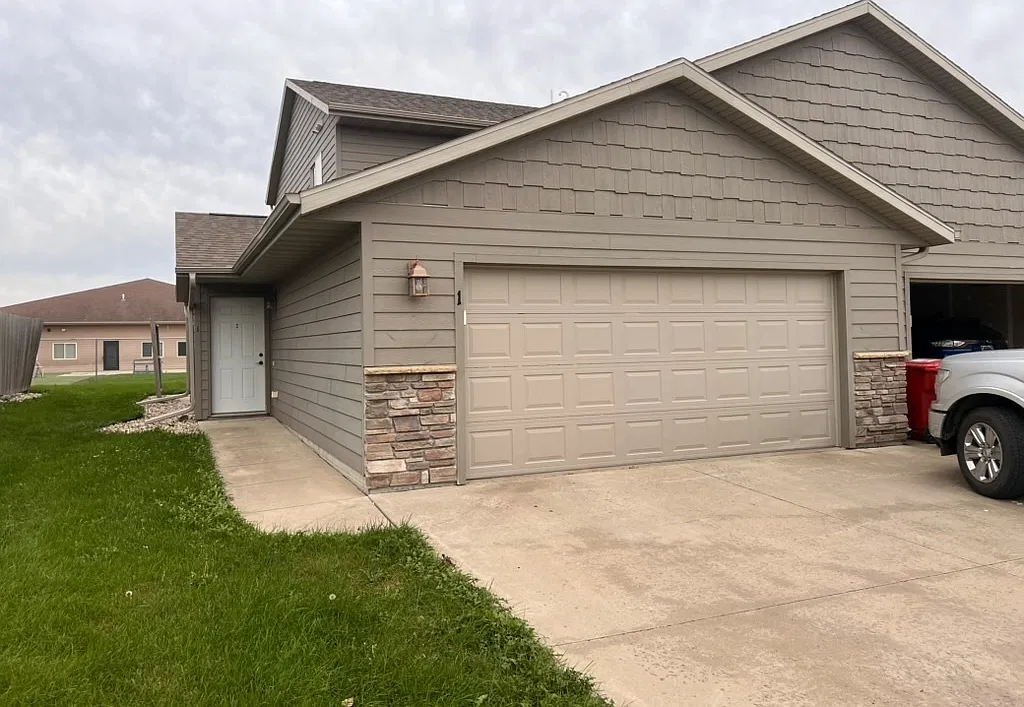 3 bed, 1400 sqft, $1,650 — Photo 1