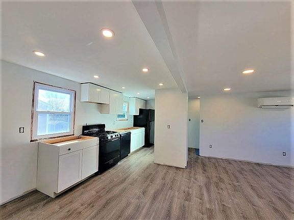 4th image of 273 S 4th St Floor 2