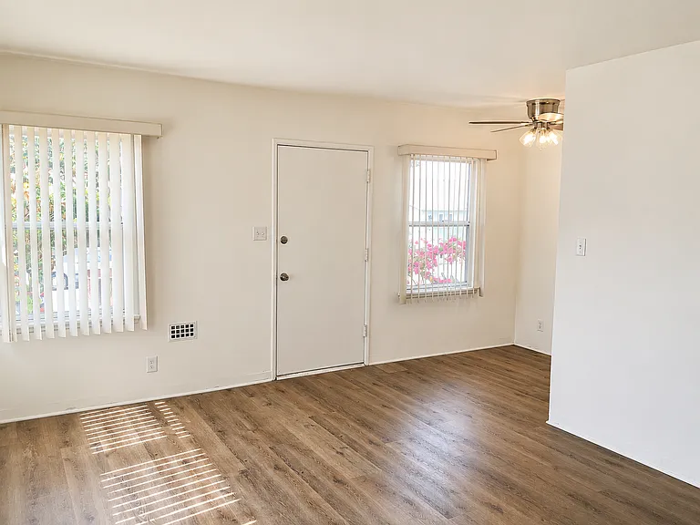 Ventura Duplex on Quiet Street — Photo 5