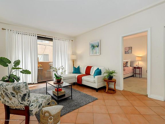 5th image of 828 N Hudson Ave APT 105