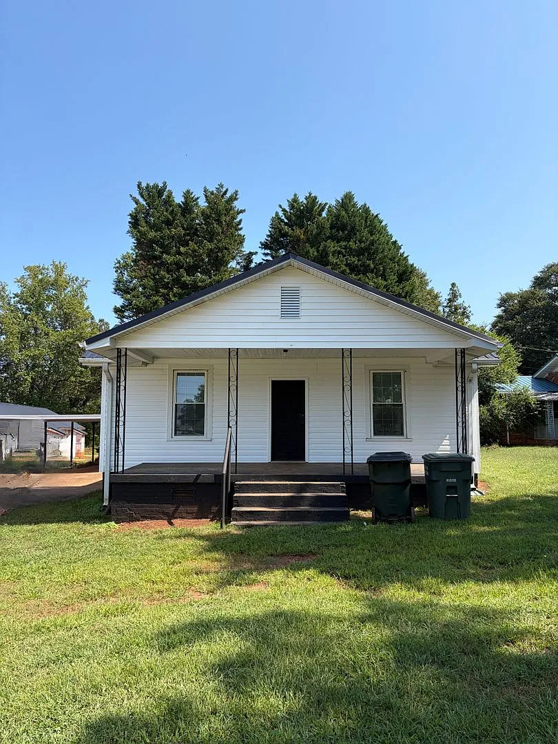 Newly renovated 2 bedroom house with large yard — Photo 1