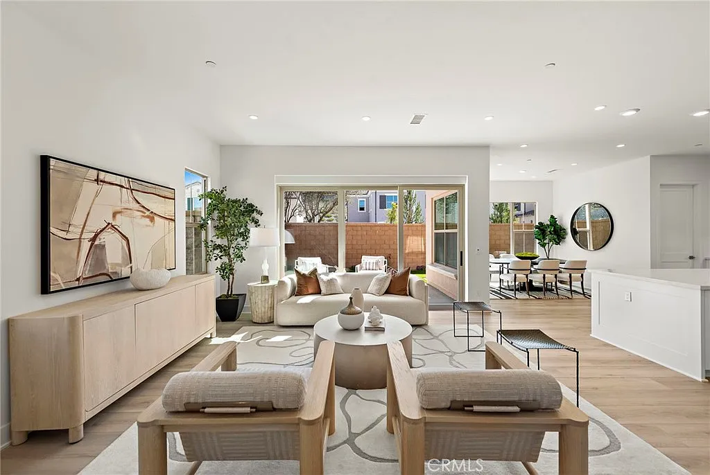 4 bed, 2.5 bath, 2420 sqft, $6,900 — Photo 4