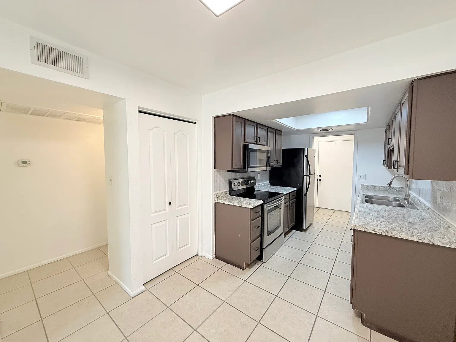 2 bed, 900 sqft, $1,295 — Photo 2