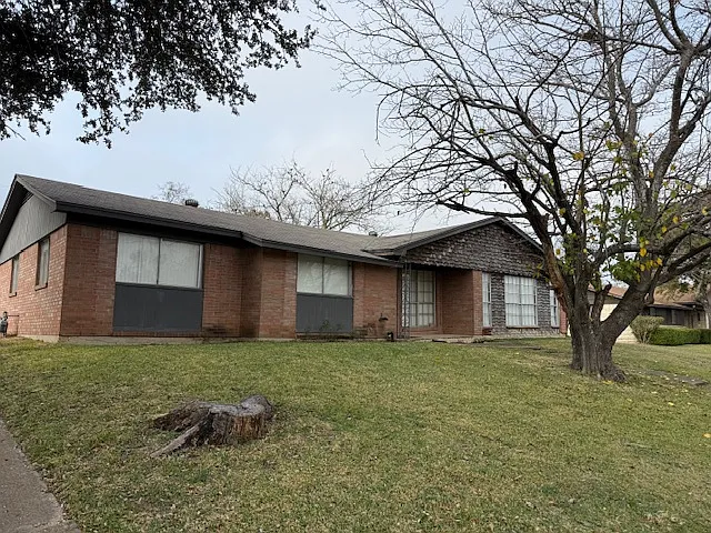 112 N Emberwood Dr — Photo 2