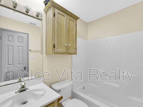 4th image of 610 N Broadway St APT 6