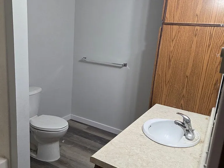 124 N Broadway St — Photo 10