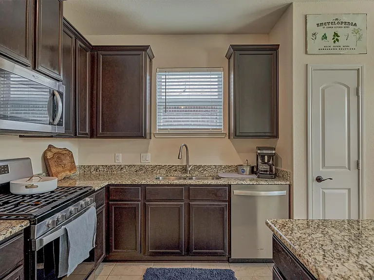 8884 Oval Glass St — Photo 12