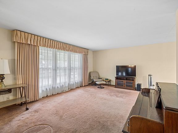 5th image of 1305 E Sanborn Dr