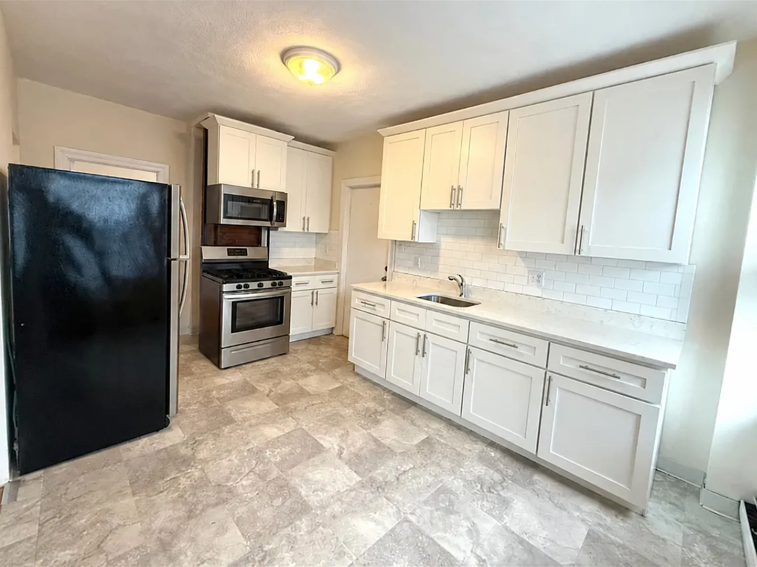 2 bed, 916 sqft, $3,000 — Photo 2