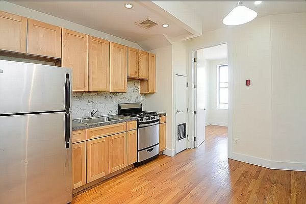 1st image of 648 Park Pl #2RF