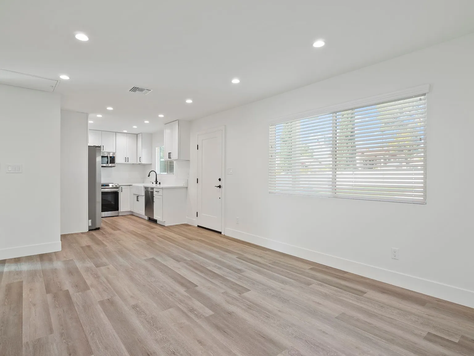 2 bed, 750 sqft, $3,000 — Photo 4