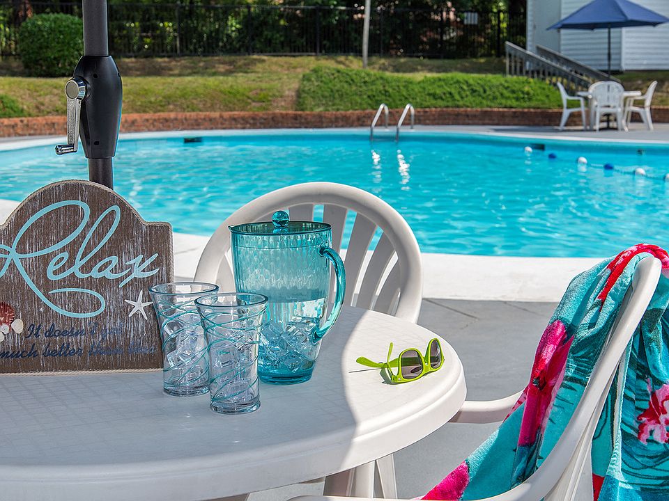 Poolside at Malibu Palms Apartments