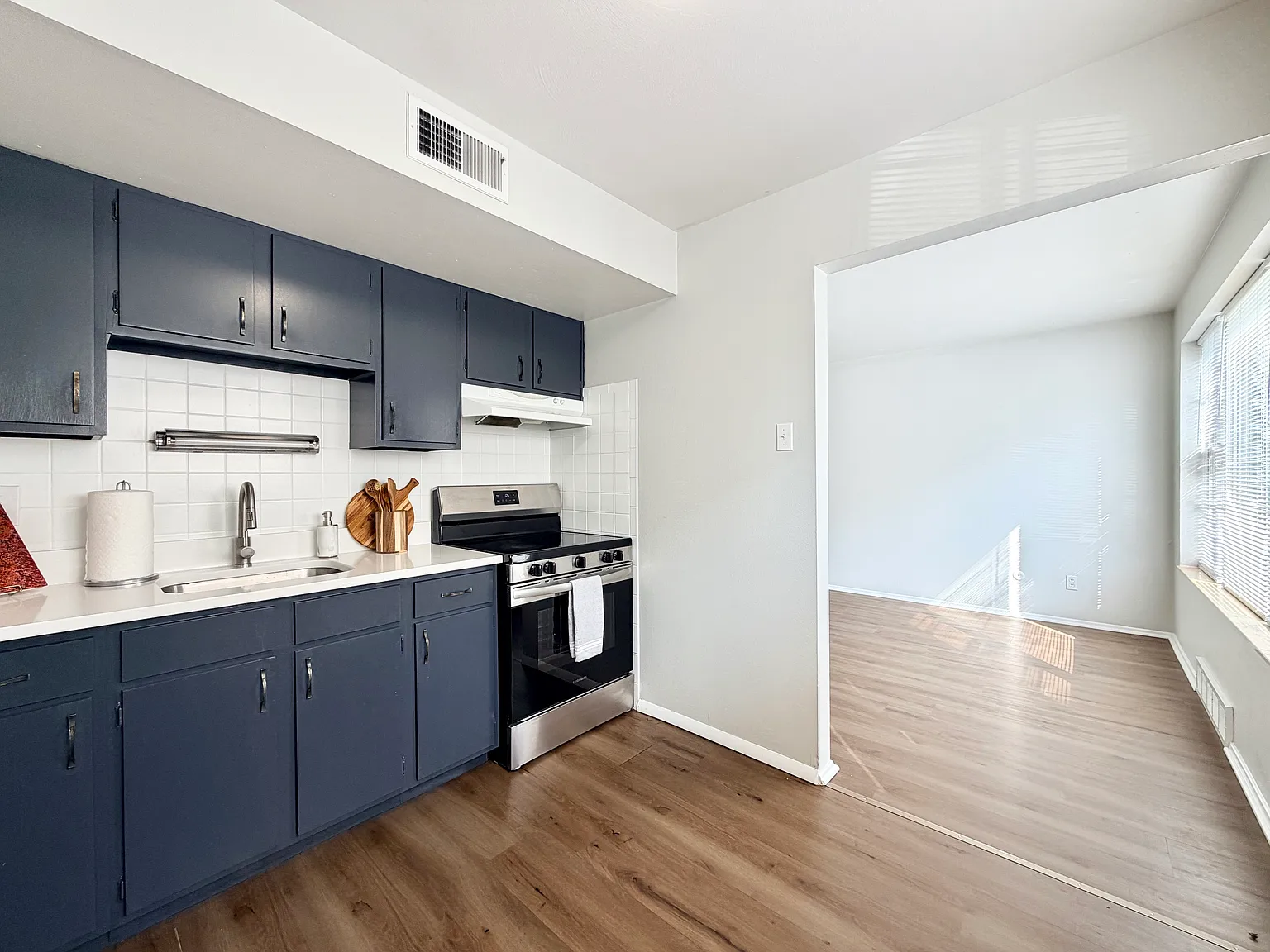 2 bed, 900 sqft, $1,025 — Photo 2