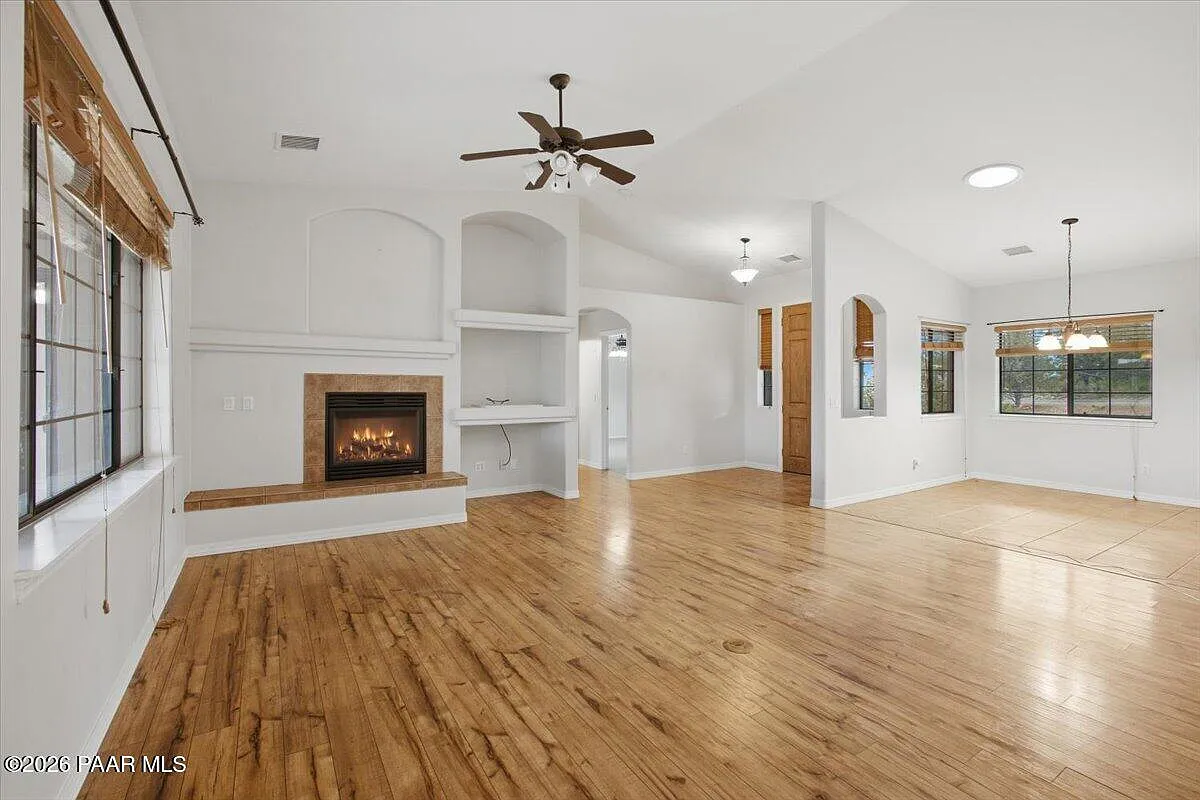 3 bed, 2.0 bath, 1914 sqft, $2,600 — Photo 3