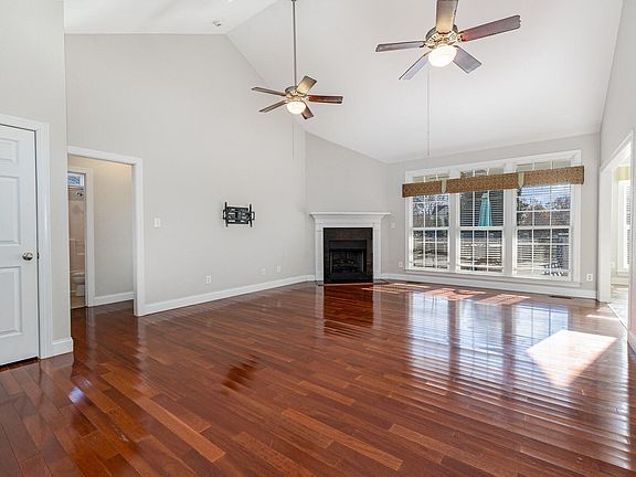 5th image of 443 Holly Berry Ln