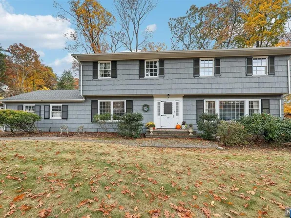 319 Merrywood Dr, Wyckoff, NJ 07481