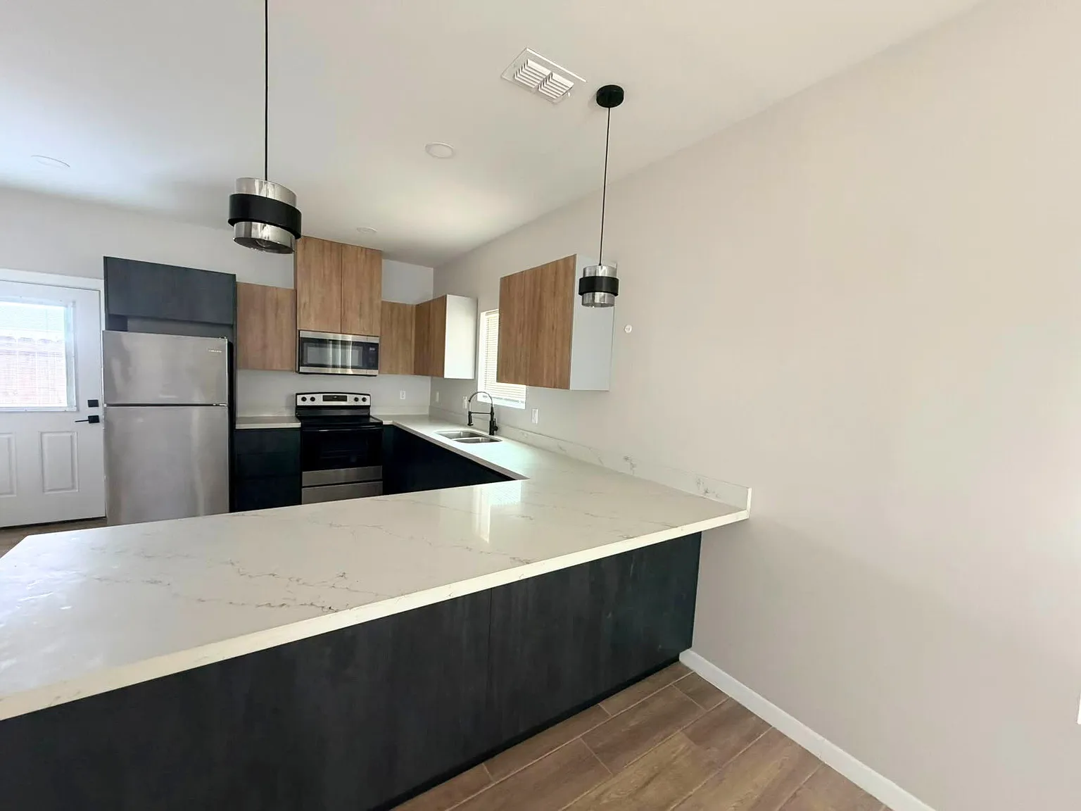 11003 N 36th Ln — Photo 3