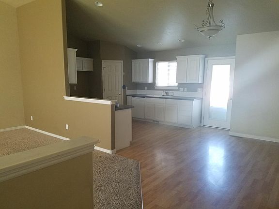 5th image of 1412 N Pointe Dr