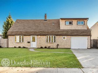 37 Water Ln N, Levittown, NY 11756