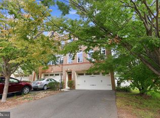 24958 Ashgarten Dr, Chantilly, VA 20152