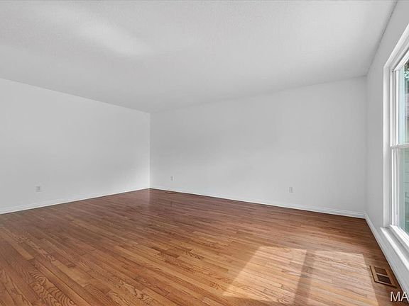 3rd image of 2463 Village Glen Ct