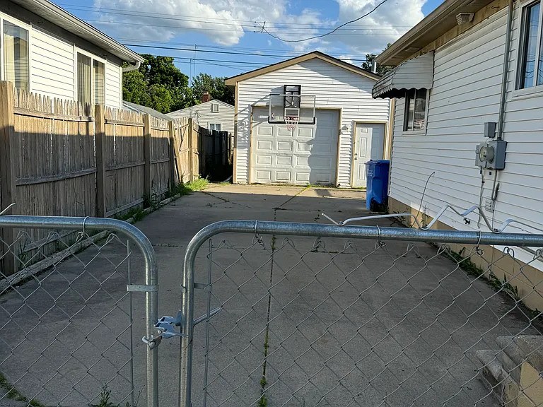 8716 Timken Ave — Photo 12