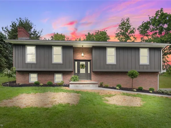 980 Petunia Cir NW, Hartville, OH 44632
