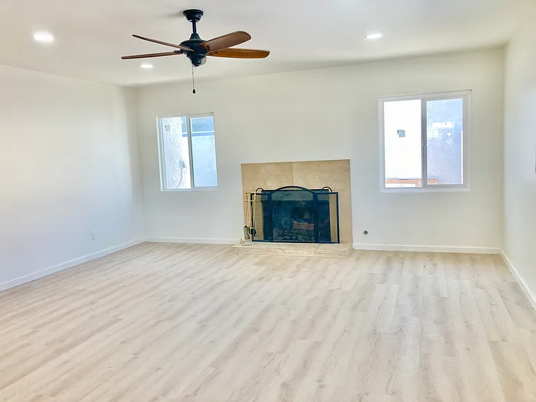 270 N Sunrise Way — Photo 2