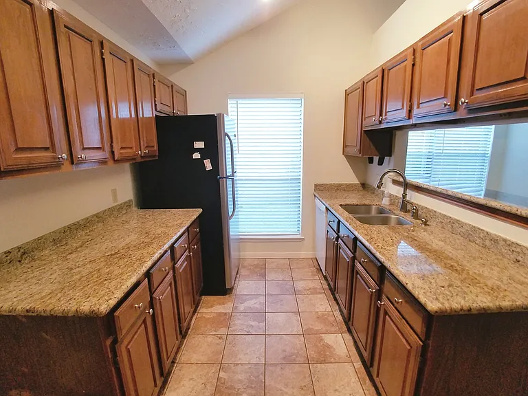 2111 Echo Rdg — Photo 19