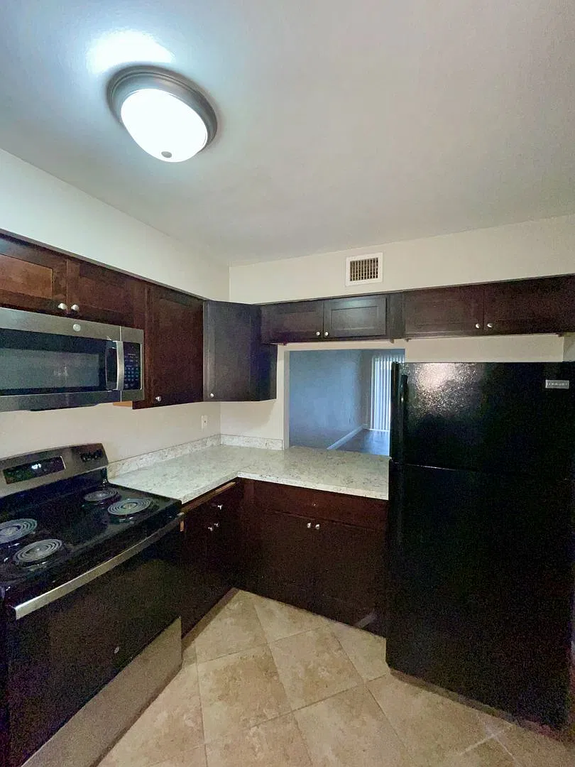 Spacious 2-story 2 BR/1.5BA Avalon Condo Near Airport — Photo 3