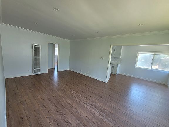 4th image of 5822 Woodman Ave #4
