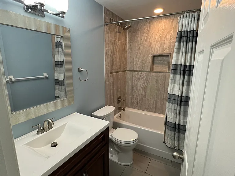 Second full bath (upstairs)
