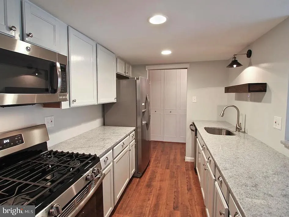 2 bed, 2.0 bath, 1004 sqft, $2,150 — Photo 2