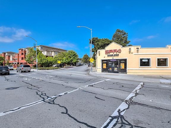 3rd image of 2371 University Ave