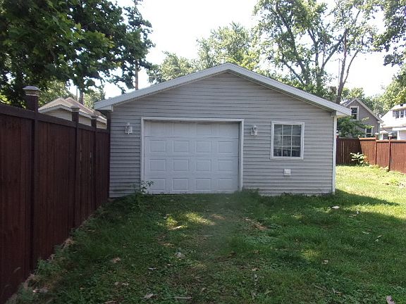 3rd image of 810 W Mill St