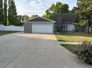 1825 Prairie Ln S, Fargo, ND 58103