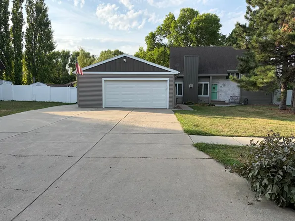 1825 Prairie Ln S, Fargo, ND 58103