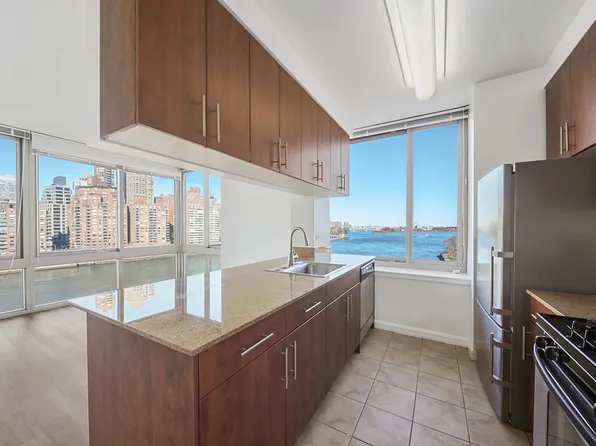 888 Main Street image 1 of 62