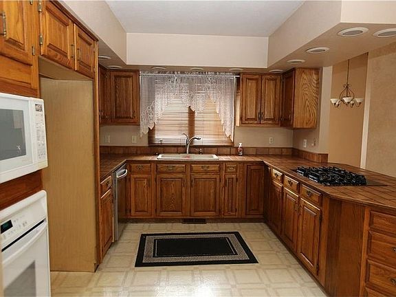 2nd image of 3051 Parkhill Dr