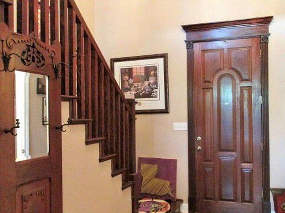 Hallway to the front door 