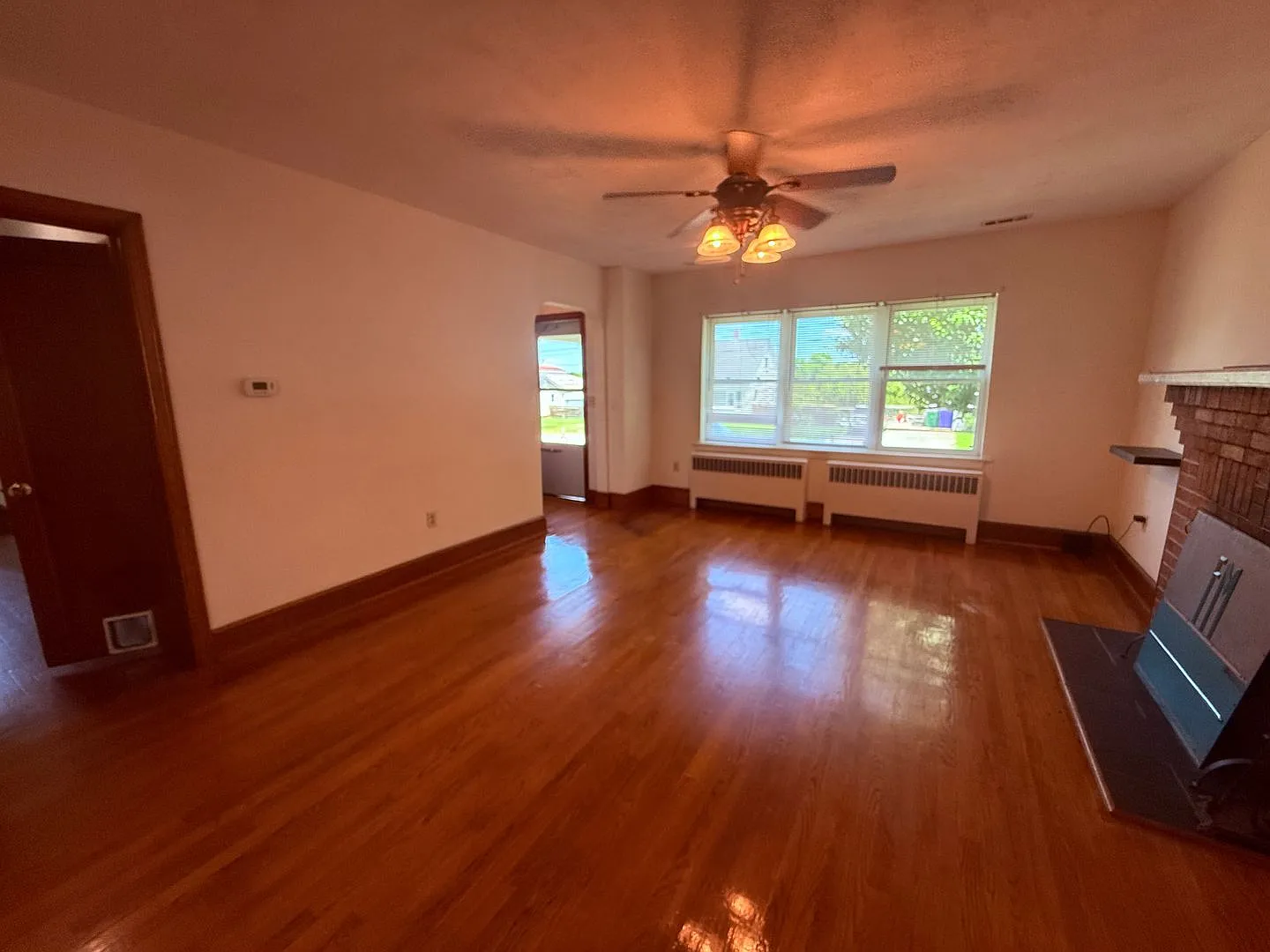 Pet Friendly 3 Bedroom, 2 Bath Home with Hardwood Floors — Photo 2