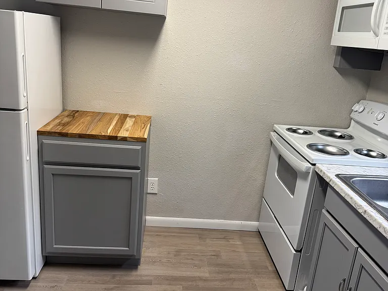 4233 Clay St — Photo 6