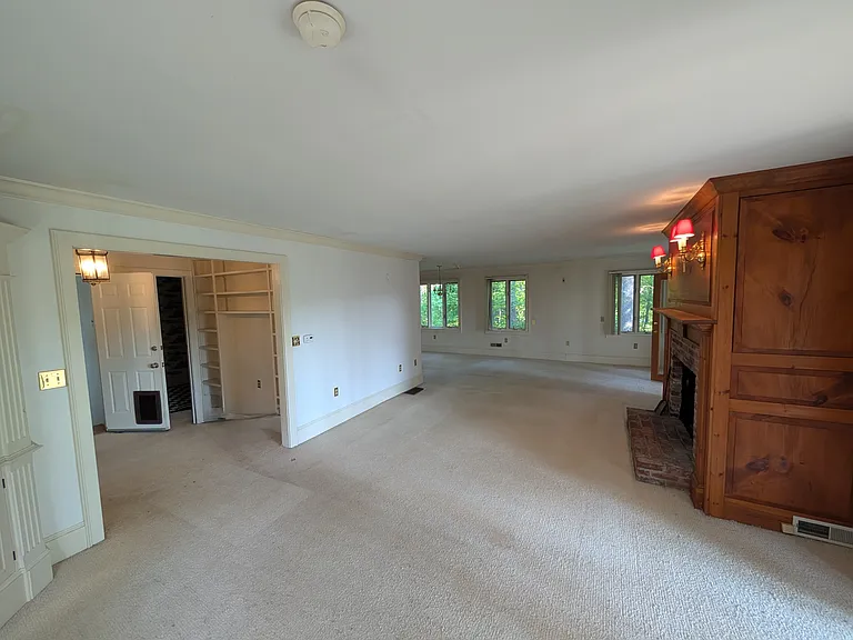 139 N Main St — Photo 9