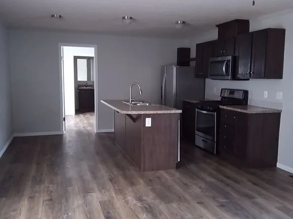 27 Canary Hill Dr, Lake Orion, MI 48359