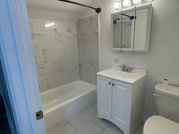 5th image of 3004-3006 S Archer Ave S #3FW