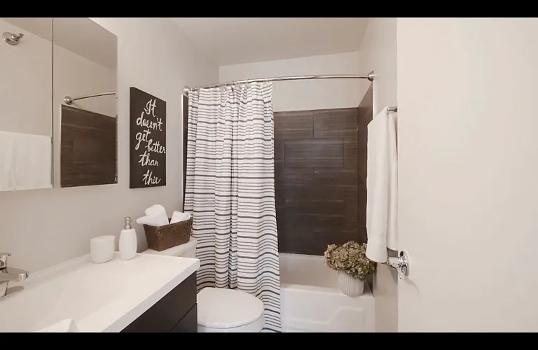 40 E Delaware Pl — Photo 18