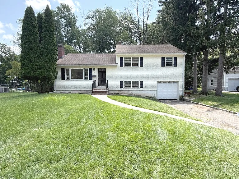 22 Springbrook Rd — Photo 1