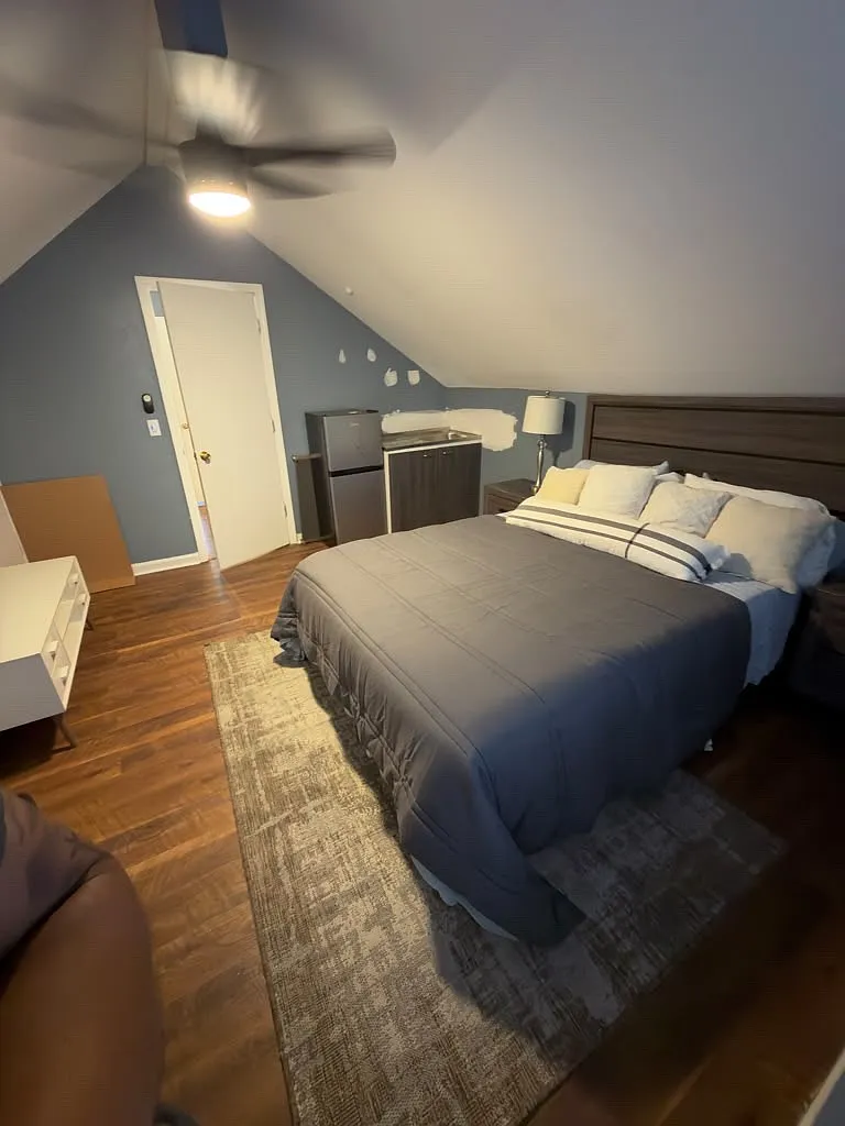 6 bed, $800 — Photo 1