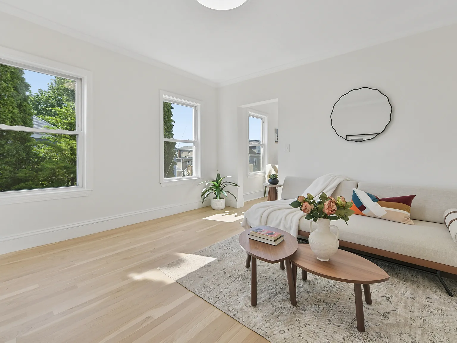 3 bed, 892 sqft, $3,100 — Photo 2